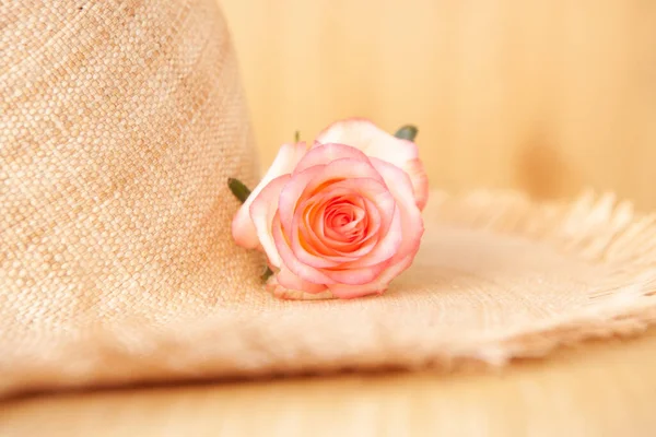 縁がギザギザの美しい藁帽子は スタイルとファッションでまだ生活 花をバラ — ストック写真