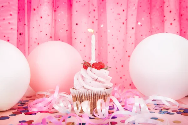 Рожевий Кекс Біла Свічка Барвистому Фоні Повітряними Кульками Днем Народження — стокове фото