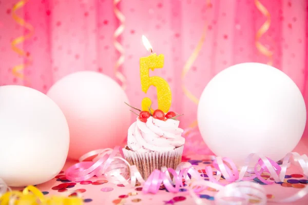 Feliz Pastel Quinto Cumpleaños Vela Número Cinco Con Globos Rosados — Foto de Stock