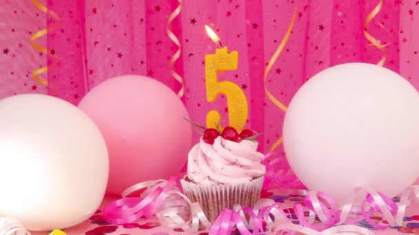 Szczęśliwego Piątego Tortu Urodzinowego Numer Pięć Świeca Różowymi Białymi Balonami — Wideo stockowe