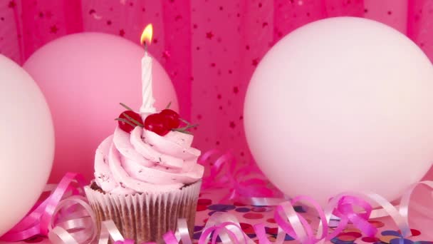Rosa Cupcake Und Weiße Eine Kerze Auf Buntem Hintergrund Mit — Stockvideo