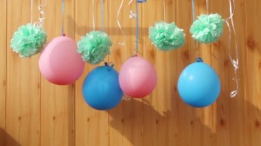 Mavi ve pembe balonları ve yeşil süslemeleri olan güzel bir arka plan. Mutlu yıllar ve kutlamalar.