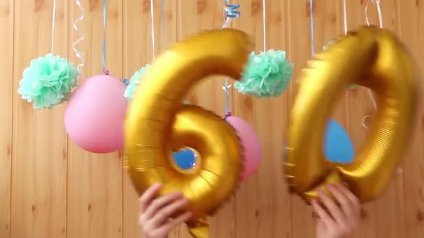 Щасливого Шістдесятиріччя Золотим Номером Шістдесят Кульок Барвистих Прикрас Святкування Річниці — стокове відео