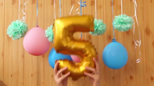 Herzlichen Glückwunsch Zum Fünften Geburtstag Mit Goldener Zahl Fünf Luftballons — Stockvideo