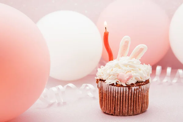 Colorido Cupcake Rosa Vela Roja Sobre Fondo Rosa Brillo Con — Foto de Stock