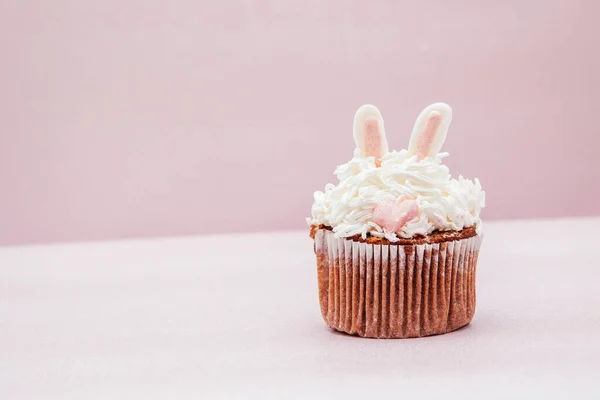 Симпатичний Кекс Кролика Блискучому Рожевому Фоні Листівка Десертною Їжею Місцем — стокове фото