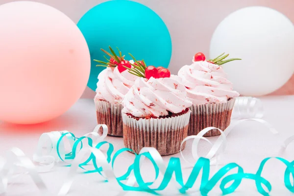 Hermoso Postre Con Cupcakes Rosados Globos Aéreos Sobre Fondo Tarjeta — Foto de Stock