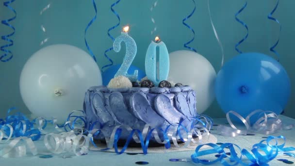 Szczęśliwego Dwudziestego Urodzinowego Tortu Marynarki Dwudziestej Świecy Niebieskimi Balonami — Wideo stockowe