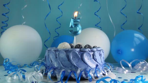 Feliz Quinto Aniversário Bolo Marinha Número Cinco Vela Com Balões — Vídeo de Stock