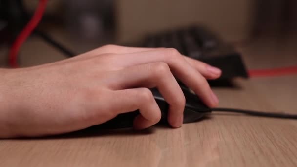 Nahaufnahme selektiver Fokusaufnahmen männlicher Hände, die mit der Computermaus-Tastatur arbeiten — Stockvideo