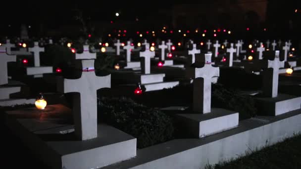 Panorama des Friedhofs. Silhouetten von Grabsteinen. Thema Halloween. — Stockvideo