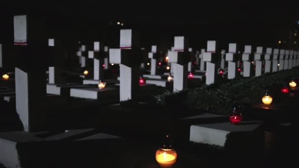 Středověké kamenné kříže, náhrobky na hřbitově. Náhrobní kámen na katolickém hřbitově — Stock video