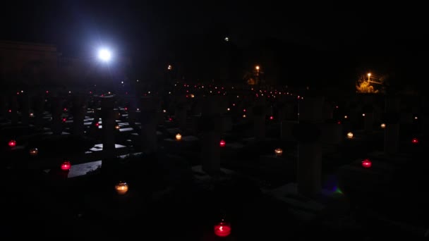 Oscuridad, horror. Antiguo cementerio por la noche. Lámparas rituales encendidas. Grandes cruces de piedra. — Vídeos de Stock