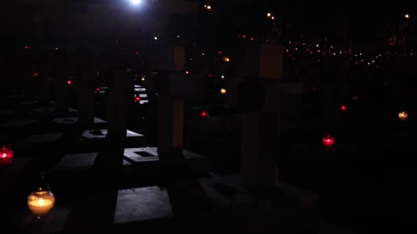 Linterna en el cementerio en el fondo de la noche de luna llena, concepto de Halloween. — Vídeos de Stock