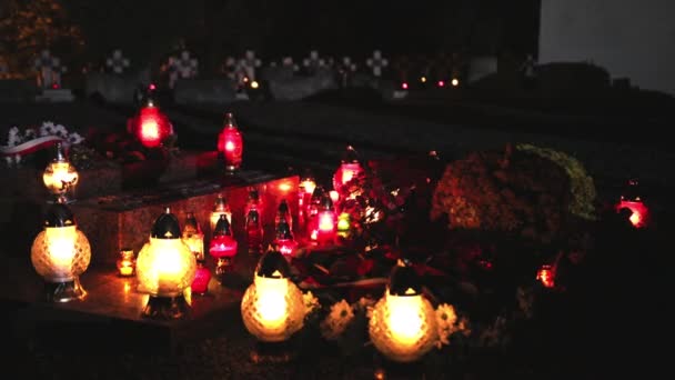 Ритуальная лампа на кладбище. Лампиоб, свечи на кладбище. Старое кладбище ночью. — стоковое видео
