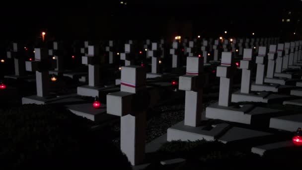 恐ろしい背景墓地、恐怖の概念、ハロウィーンの暗いクロス。頭石 — ストック動画
