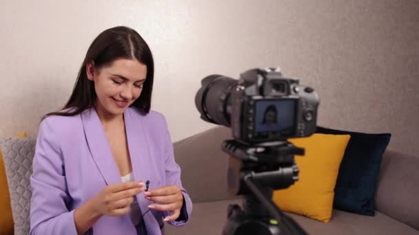 Kamera sollte gerade stehen, damit sich das Publikum beim Bloggen wohlfühlt — Stockvideo