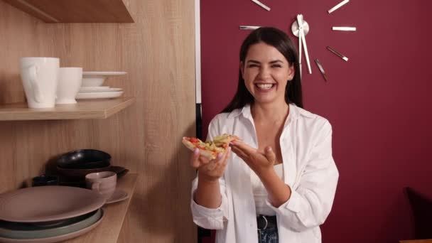 Chica morena divertida en camisa blanca comiendo pizza en el restaurante. Mujer retrato — Vídeo de stock