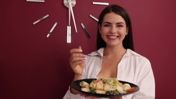 Mujer joven comiendo comida saludable de pie hermoso interior, cocina. Retrato — Vídeo de stock