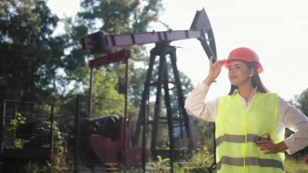 Portret kobiety inżyniera. Inżynier patrzy prosto w kamerę. Kobieta. — Wideo stockowe