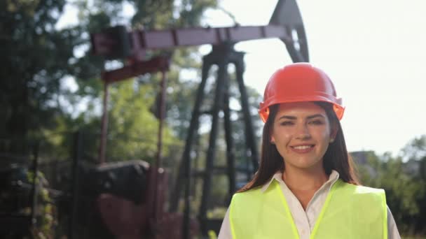 Retrato de una ingeniera. La ingeniera mira directamente a la cámara. Mujer. — Vídeos de Stock