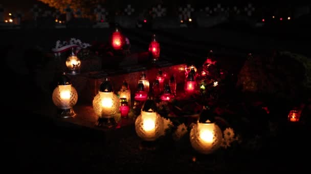 Escuridão, horror. Cemitério velho à noite. Lâmpadas rituais acesas. Grandes cruzes de pedra. — Vídeo de Stock