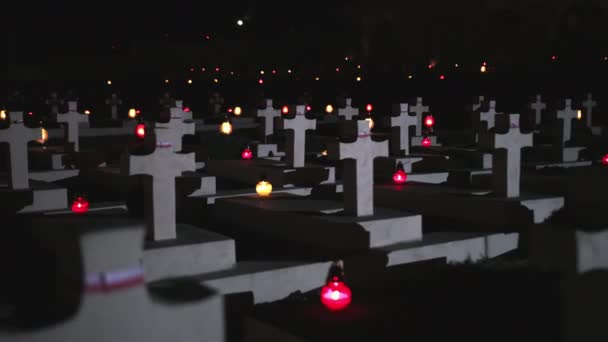 Headstone católico cemitério cristão. Tema de Halloween. Velha sepultura no cemitério — Vídeo de Stock