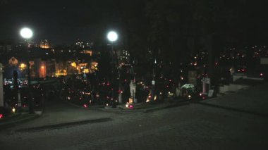 Mezar taşı Katolik Hristiyan mezarlığı. Cadılar Bayramı teması. Mezarlıkta eski bir mezar