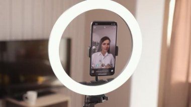 Genç bir kadın akıllı telefon vlog 'u kaydediyor. Sosyal medyada pazarlama üzerinde etkili