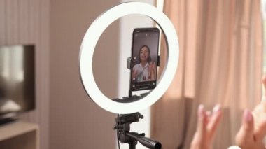 Genç bir kadın akıllı telefon vlog 'u kaydediyor. Sosyal medyada pazarlama üzerinde etkili