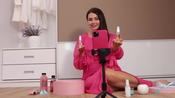 Blogger schieten uitpakken cosmetica vlog op smartphone camera. Vrouwelijke vlogger — Stockvideo