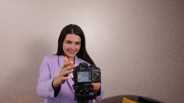 Joven mujer bloguera comerciante en línea preparar, configurar la cámara de vídeo en vivo, revisión — Vídeo de stock