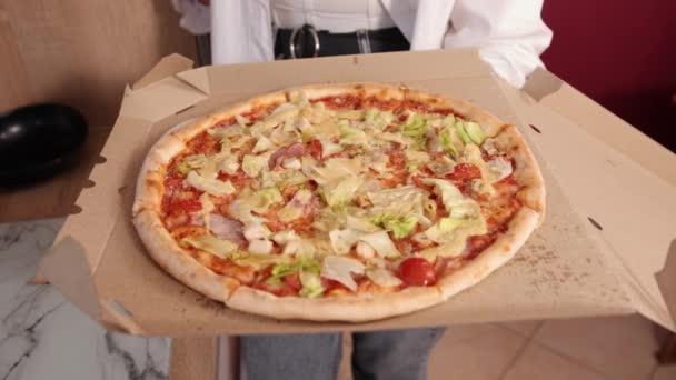 Pizza op open papieren doos achtergrond, bovenaanzicht. Pizza met vlees, kool, kersen — Stockvideo
