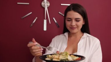 Sağlıklı vejetaryen diyeti. Evinde sebze tabağıyla neşeli bir beyaz kadın var.