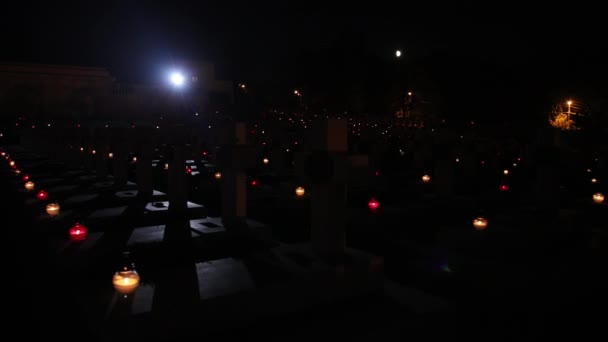 Dolunay gecesinde mezarlıkta fener, cadılar bayramı konsepti. — Stok video