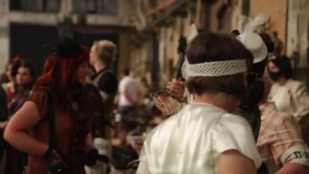 La gente se está divirtiendo. mujeres vestidas con ropas antiguas de guerra comunican. — Vídeos de Stock