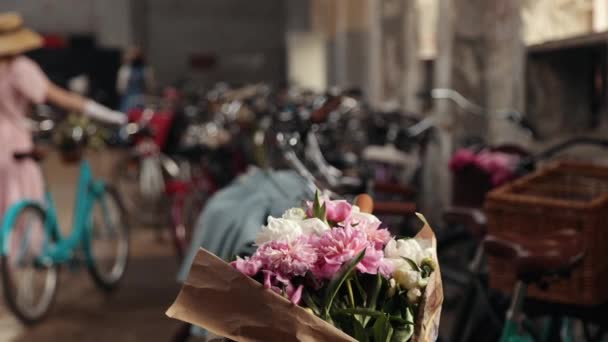 Banyak sepeda antik yang diparkir di tempat parkir. Keranjang bunga di kendaraan. — Stok Video