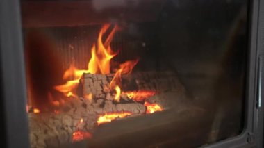 Evde ateş olan şömine kavramı. Konforlu oturma odası tahtası üstte.