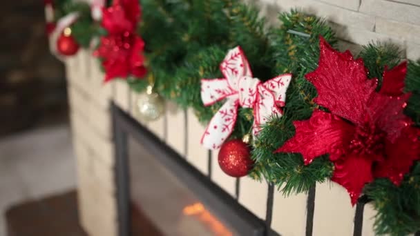 Navidad y feliz año nuevo decoraciones víspera, acogedora chimenea. Vacaciones de invierno — Vídeo de stock