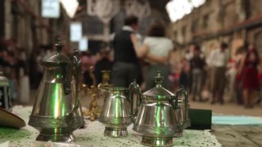 Ön planda ev yapımı antikalar. Halk festivalleri. Yahudi kadınlar dans eder.