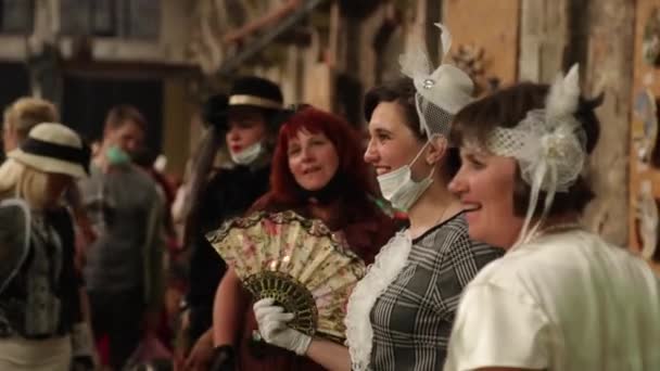 Folk har roligt. kvinnor klädda i gamla kläder i krigstid kommunicera. — Stockvideo