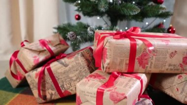 Noel hediyesi kutusu. Hatıra kutuları, ışıkları ve süslemeleriyle süslenmiş Noel ağacı.