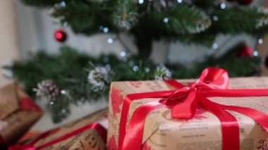 Noel hediyesi kutusu. Hatıra kutuları, ışıkları ve süslemeleriyle süslenmiş Noel ağacı.
