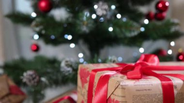 Noel hediyesi kutusu. Hatıra kutuları, ışıkları ve süslemeleriyle süslenmiş Noel ağacı.