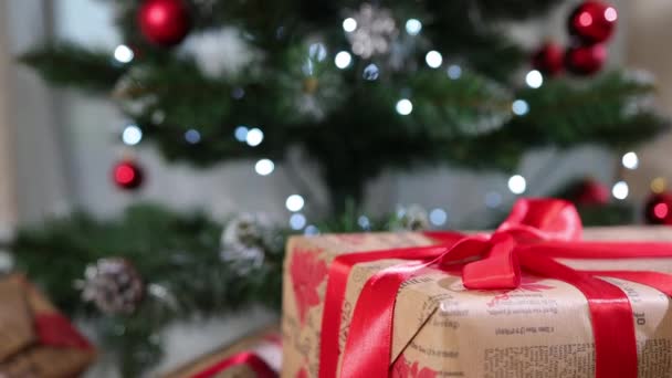 Різдвяна подарункова коробка. Прикрашена ялинка з сувенірними коробками, вогні, прикраси — стокове відео