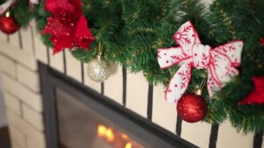 Oyuncaklarla süslenmiş oturma odası. Dolap Noel çelenkleriyle aydınlanır.