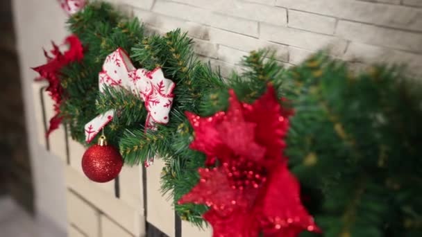 Jul och gott nytt år kväll dekorationer, mysig öppen spis. Vinterlov — Stockvideo