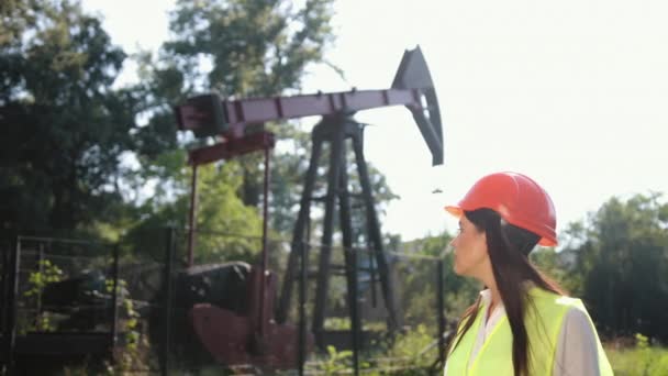 Hintergrund des Industriegeländes. Öl- und Gaskonzept. Ölarbeiter in Uniform, mobil — Stockvideo