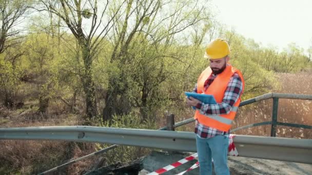 Düşen parçalar, montajlar, tehlike. Eski bir köprüdeki hasarlı yollar. Kırık yol — Stok video