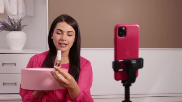 Blogger disparar desembalaje cosméticos vlog en la cámara del teléfono inteligente. Vlogger mujer — Vídeos de Stock